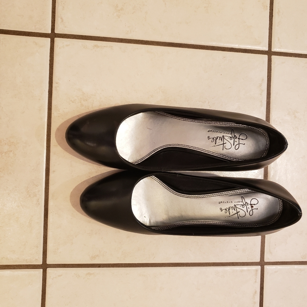 Lifestyle black pumps